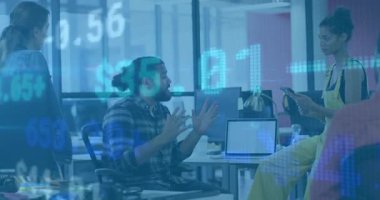 Ofis ekibi açık planlı çalışma alanında yüzen borsa grafikleriyle dijital ticaret verilerini tartışıyor. İşbirliği, takım çalışması, analitik, teknoloji, şirket, modern, iletişim
