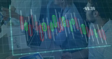 Ekip, konferans masasında finans verilerini analiz ediyor, şamdan çubukları ve çizgi grafiklerini gösteriyor. Kurumsal, analitik, modern, iş, teknoloji, yenilik, takım çalışması