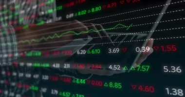 Ofiste dizüstü bilgisayarda yazan adam, kayan finansal rakamlar üçgenler yeşil hat şemasını gösteriyor. Teknoloji, iş, analitik, dijital, ticaret, finans, yenilik