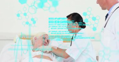 Kadın doktor hastanedeki hastaya steteskop takıyor. Grafikler altıgen ve dalga biçimi gösteriyor. Tıbbi, sağlık, profesyonellik, muayene, teşhis, klinik, teşhis