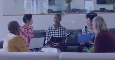 Takım, ofis salonundaki dizüstü bilgisayar ve klasörlerde işbirliği yapıyor, kod ve dalga formu animasyonları sergiliyor. İşbirliği, takım çalışması, yenilik, teknoloji, modern, profesyonel, beyin fırtınası