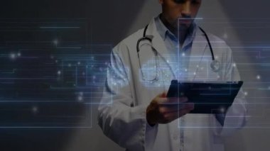 Sağlık teknolojisi sahnesinde tablet kullanan erkek doktor dijital ağ düğümleri ve veri hatları gösteriyor. Futuristik, teknoloji, sağlık, yenilik, dijital, profesyonel, veri