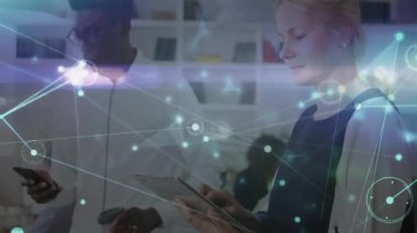 Olgun iş kadını açık planlı ofiste tablet tıklatıyor, parlayan ağ örtüsü sergiliyor. Teknoloji, işbirliği, bağlantı, yenilik, çalışma alanı, profesyonel, dijital