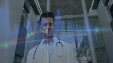 Modern atriyumdaki sağlık analizi verilerini analiz eden, holografik şamdan çizelgeleri gösteren bir doktor. Tıbbi, analitik, fütüristik, teknoloji, sağlık, yenilik, veri