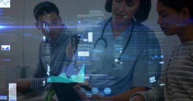 Kadın hemşire klinikte notlar yazıyor, hastalar dijital sağlık çizelgelerinin altında dinliyorlar. Tıbbi, profesyonellik, modern, tanı, hasta bakımı, klinik, teknoloji