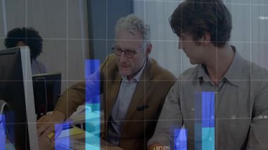 İş ofisinde işbirliği yapan ekip üyeleri animasyon çizelgeleri, grafikler ve veri noktaları sergiliyorlar. İşbirliği, takım çalışması, veri analizi, modern çalışma alanı, dijital ölçüler, iş ortamı, profesyonel büyüme