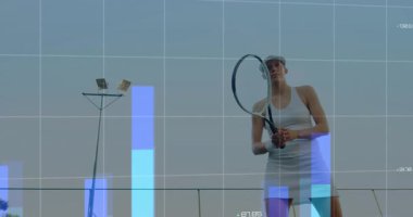 Kadın tenisçi sahada forehand salıncak yapıyor, teknoloji barı ve çizgi çizelgelerini gösteriyor. Atletik, performans, yenilik, spor teknolojisi, veri görselleştirme, fitness, açık hava