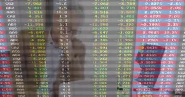 Ofiste oturan kıdemli adam, dinamik çizelgelerle finansal hisse senetlerini analiz ediyor. Maliye, analiz, teknoloji, yatırım, analiz, veri, profesyonellik