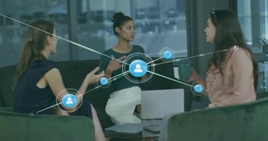 İş kadınları ofis salonlarında kullanıcı ve sohbet simgeleri ağıyla işbirliği yapmayı tartışıyor. Profesyonel, takım çalışması, iletişim, yenilik, çağdaş, kurumsal, ağ