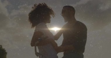 Bisiklet gidonunun yanında kucaklaşan çift, animasyon veri noktaları ve teknoloji için lens parlaması gösteriyor. Romantik, açık hava, canlı, nostaljik, rüya gibi, bağlantı, macera