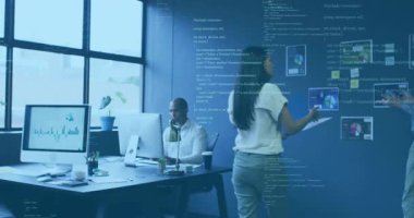 Meslektaşlar açık planlı ofiste iş stratejilerini tartışıyor, animasyon çizelgeleri sergiliyorlar. İşbirliği, takım çalışması, ofis, profesyonel, modern, iletişim, beyin fırtınası.