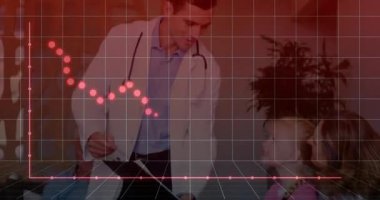 Tıbbi konsültasyondaki hastalarla birlikte panoya yaslanan doktor 3 boyutlu ızgara ve kırmızı çizgi grafiğini gösteriyor. Sağlık, tanı, profesyonellik, teknoloji, sağlık, tıbbi çevre, veri analizi