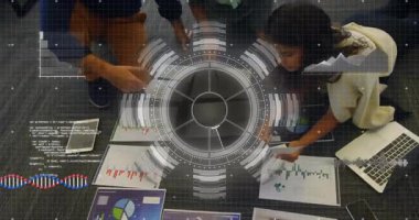 İş veri analizinde işbirliği yapan profesyoneller tablet HUD kaplamalı çizelgeleri işaret ediyorlar. Analitik, takım çalışması, yenilik, dijital, üretkenlik, beyin fırtınası, modern