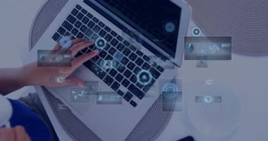 Dizüstü bilgisayarda yazan ve elinde kahve fincanı tutan bir kadın, yüzen HUD veri grafikleri gösteriyor. Futuristik, dijital, çalışma alanı, teknoloji, üretkenlik, modern, arayüz