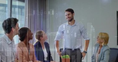 İş adamları modern konferans odasında başarıyı kutluyor, yüzen finansal tablolar sergiliyorlar. Takım, işbirliği, başarı, modern, kurumsal, yenilik, profesyonel