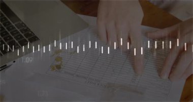Kadının elleri finans ofisindeki hesap tablosunu işaret ediyor, ses dalgaları zaman kodlarıyla örtüşüyor. İş, teknoloji, üretkenlik, dijital, profesyonel, çalışma alanı, finans