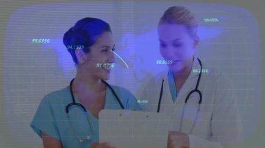 Klinikteki pano verilerini holografik dünya haritası ve steteskopla karşılaştıran tıbbi ekip. Tıbbi, sağlık, yenilik, teknoloji, işbirliği, profesyonel, teşhis