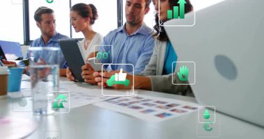 Toplantı sırasında masa etrafında iş birliği yapan iş ekibi animasyon karbondioksit ve su damlası ikonları gösteriyor. İşbirliği, takım çalışması, yenilik, sürdürülebilirlik, modernlik, teknoloji, girişim