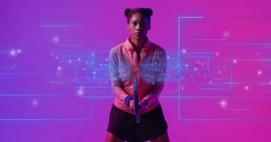 Stüdyoda raket tutan bayan tenisçi teknoloji temalı devre grafikleri sergiliyor. Fütürist, atletik, canlı, dijital, enerjik, yenilikçi, dinamik