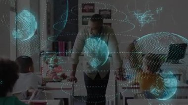 Öğretmen öğrenci masasına eğiliyor, çocuklara holografik eğitim küreleri kullanarak rehberlik ediyor. Sınıf, eğitim, teknoloji, işbirliği, öğrenme, etkileşim, çocuklar