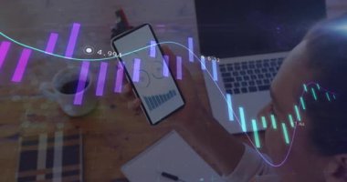 Kahve fincanı, defter, kalem gibi şeyleri gösteren ahşap bir masa. Analizler, veriler, teknoloji, iş dünyası, dijital, üretkenlik, çalışma alanı