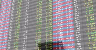 Yarı saydam şebekede yüzen borsa numaraları, dizüstü bilgisayarı ve akıllı telefonu vurguluyor. Finans, teknoloji, yatırım, analitik, modern, dijital, veri görselleştirmesi