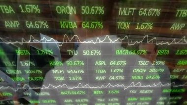 Ekip ofisteki mali raporları inceliyor, canlı hisse senedi sembolleri ve çizgi grafikleri gösteriyor. İşbirliği, takım çalışması, analitik, finans, teknoloji, profesyonel, modern