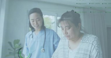 Hastane odasında hastaların yanında steteskop kullanan kadın hemşire. Üzerinde veri tabloları var. Sağlık, sağlık, teşhis, hasta bakımı, teknoloji, sağlık, profesyonellik