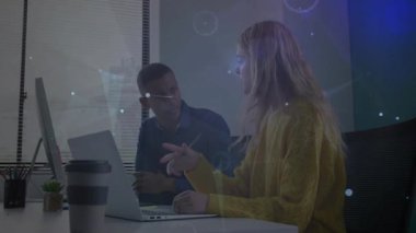 Kazaklı bir kadın ve ofiste el kol hareketi yapan bir adam yüzen dizüstü bilgisayarlarla iş verilerini tartışıyor. İşbirliği, takım çalışması, üretkenlik, modern, profesyonel, iç, iletişim