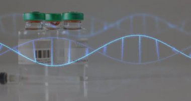 Şeffaf aşı şişeleri laboratuvar tezgahında vurgulanıyor, etrafta parlayan dijital DNA sarmalı dokuyor. Biyoteknoloji, laboratuvar, araştırma, bilim, yenilik, tıbbi, geleceksel