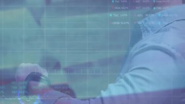 Adam akıllı ekranı tıklatırken dijital arayüz finans hattı çizelgelerini gösteriyor. Teknoloji, yenilik, veri görselleştirme, giyilebilir, gelecekçilik, finans, dijital arayüz