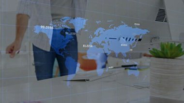 Ofisteki masanın üzerine yaslanan teknisyen, mavi dijital dünya haritası ile etkileşimde. Teknoloji, veri, analitik, modern, çalışma alanı, yenilik, şirket