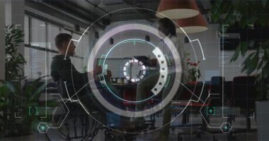 İki erkek iş arkadaşı iş yerinde bilgisayarla el sıkışıyor, dijital HUD örtüsü kullanıyorlar. İşbirliği, takım çalışması, erişilebilirlik, çeşitlilik, yenilik, profesyonellik, dijital