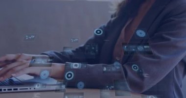 Teknoloji atölyesinde dizüstü bilgisayarda holografik veri grafikleri ve kod parçacıkları olan bir kadın. Fütürist, dijital, yenilikçi, parlak, teknoloji, analitik, modern
