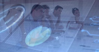 İş adamları konferans odasında dizüstü bilgisayarlarını holografik şebeke ve simgeler altında kullanıyor. İşbirliği, yenilik, teknoloji, şirket, çalışma alanı, üretkenlik, gelecekçilik