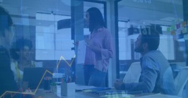 Kadın iş toplantısını yönetiyor, raporları masada tutuyor, yüzen dijital grafikler gösteriyor. Profesyonel, takım çalışması, işbirlikçi, çağdaş, yenilik, çalışma alanı, eğitim