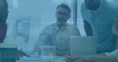 Üç meslektaş konferans masasının etrafında eğilip yazı yazıyor, yüzen iş verilerine bakıyor. İşbirliği, takım çalışması, modernlik, profesyonellik, yenilik, ofis, şirket