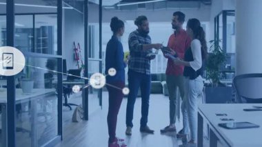 Proje ekibi teknoloji alanında tablet etrafında yüzen akıllı telefon simgeleri göstererek işbirliği yapıyor. İşbirliği, takım çalışması, yenilik, modernlik, teknoloji, ofis, iletişim