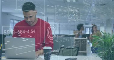 Erkek veri analisti, açık planlı ofiste dizüstü bilgisayarda yazarak, yüzen holografik veri panellerini gösteriyor. İşbirliği, teknoloji, modern, üretkenlik, yenilik, çalışma alanı, takım çalışması