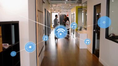 İş arkadaşları koridorda görüşlerini paylaşıyor, yüzen kablosuz internet ve nota simgeleri sergiliyor. Ofis, işbirliği, teknoloji, ağ, modern, bağlantı, profesyonel