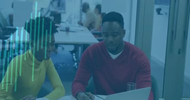 Kadın ve erkek, konferans masasında iş belgelerini inceliyor, çizelgeleri ve veri elemanlarını örtüyor. İşbirliği, takım çalışması, şirket, modern, analiz, profesyonellik, iletişim