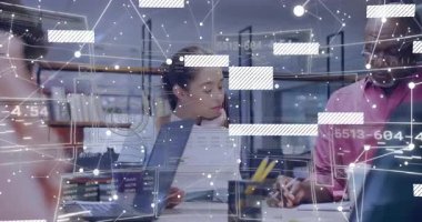 İş ofisinde işbirliği yapan profesyoneller raporları, süzülen çizelgeleri ve düğümleri gözden geçiriyorlar. İşbirliği, takım çalışması, yüksek teknoloji, veri görselleştirme, modern, kurumsal, dijital