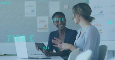 Toplantı masasında, yüzen tablolar ve döviz sembolleriyle iş tartışan iki meslektaş. Profesyonel, işbirliği, modern, kurumsal, analiz, takım çalışması, strateji