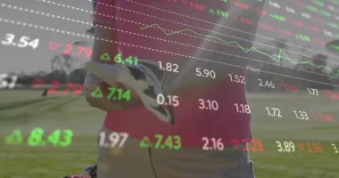 Olgun bayan golfçü, golf eldivenini pist üzerinde ayarlıyor, borsa verilerini gösteriyor. Atletik, profesyonel, modern, finansal, dijital, açık hava, aktif