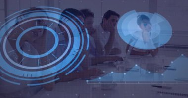 İş toplantılarında konferans masasında holografik çizelgeler kullanarak oturan beş profesyonel. İşbirliği, takım çalışması, şirket, yenilik, teknoloji, profesyonellik, iletişim