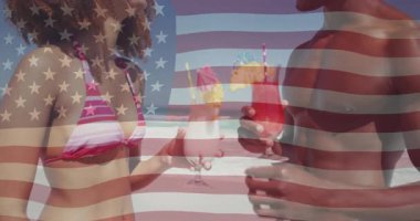 Plajda elinde tropikal kokteyller, yüzen kokteyl ikonları ve pazarlama tabloları olan bir çift. Tropikal, boş, pitoresk, canlı, gevşeme, tatil, lüks