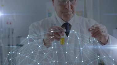 Bilim laboratuarında cam şişeleri inceleyen kıdemli erkek bilim adamı dijital ağ örtüsü sergiliyor. Teknoloji, yenilik, araştırma, deney, fütüristik, analitik, bilimsel