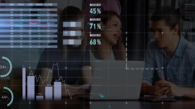 Finans üzerinde çalışan iki iş arkadaşı ofiste turta grafikleriyle animasyon kaplamalar gösteriyor. İşbirliği, veri görselleştirme, analitik, takım çalışması, iş dünyası, profesyonel, modern