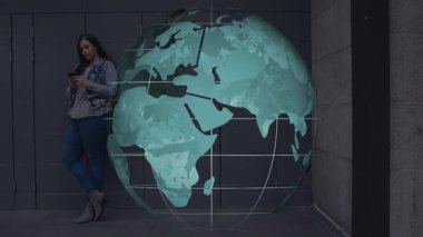 Duvara yaslanan bir kadın, uçan teknoloji hologramı olan akıllı telefon kullanıyor. Fütürist, dijital, yenilikçi, ağ oluşturma, kentsel, profesyonel, gösterişli