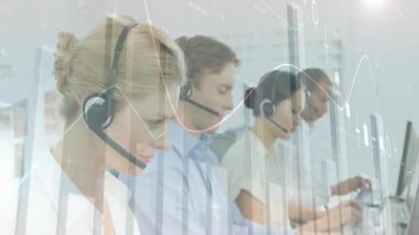 Ofis masalarında çalışan çağrı merkezi ajanları, kulaklıklardan konuşuyorlar, finansal tablolar havada uçuşuyor. İşbirliği, müşteri hizmetleri, şirket, profesyonel, takım çalışması, teknoloji, modern